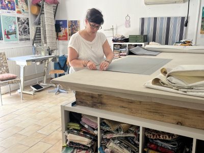 Aurélie dans son atelier Formation couture d'ameublement sur les coussins : les essentiels