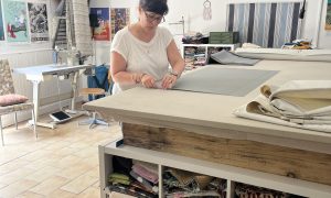 Aurélie dans son atelier Formation couture d'ameublement sur les coussins : les essentiels