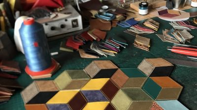 Création de sac par Cerise, artisane maroquinier au cours d'une stage de maroquinerie à Biarritz