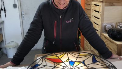 Stagiaire qui apprend à faire un vitrail Tiffany pendant le stage vitrailliste à Tarbes