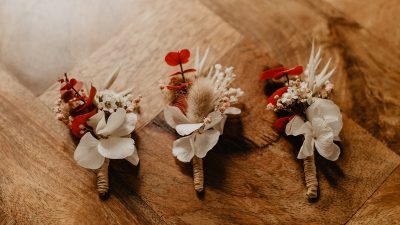 Broches de mariages en fleurs séchées faites pendant l'atelier à Bordeaux