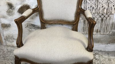 Fauteuil cabriolet de style Louis XV restaurée par Sandrine Boulanger pendant le stage de tapissier d'ameublement