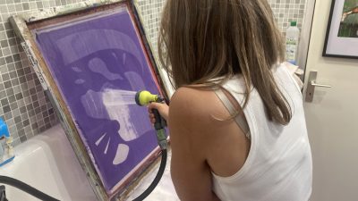 Décapage du cadre atelier d'initiation à la sérigraphie