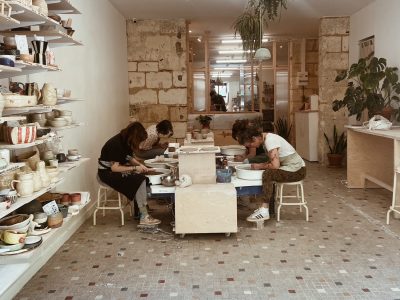 Atelier de la formation céramique avec une céramiste à Bordeaux