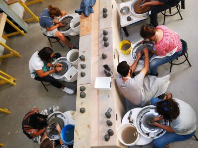 Elèves pendant les cours du soir en Céramique et poterie à Biarritz - Formation
