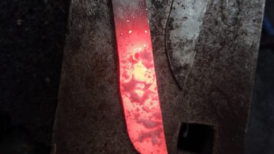 Fer chaud pendant le stage en coutellerie