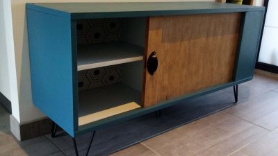 Meuble moderne pendant le stage de restauration de meubles