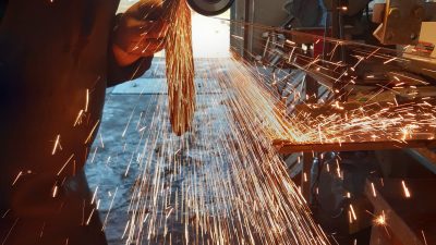 Affutage d'un couteau pendant le stage en coutellerie et taillanderie