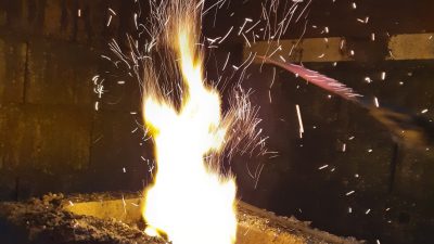 Flamme de forge pendant le stage de coutellerie