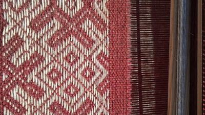 Détails en laine de tissage pendant le stage