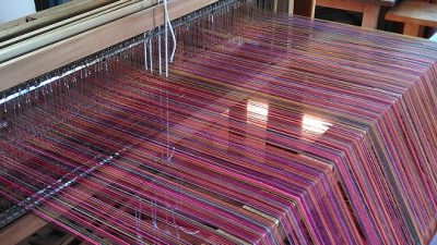 Métier à tisser dans l'atelier de tisserand au cours du stage de tissage de laine