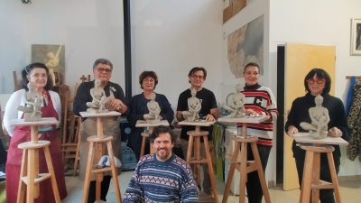 Professeur sculpteur et ses élèves pendant le stage de sculpture sur modèle vivant