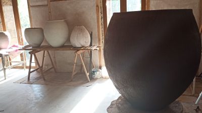 Pot énorme pendant le stage de poterie et céramique africaine