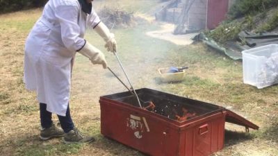 Sortie des pièces en céramique raku après la cuisson pendant le stage et les cours vers Carcassonne