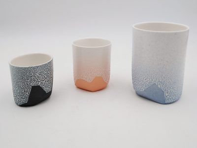 Mugs faits pendant la formation céramique et poterie avec une céramiste proche de Mâcon