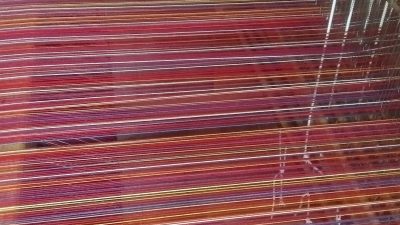 Métier à tisser dans l'atelier de tisserand au cours du stage de tissage de laine