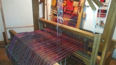 Métier à tisser dans l'atelier de tisserand au cours du stage de tissage de laine