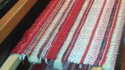 Tissage sur métier à tisser au cours du stage