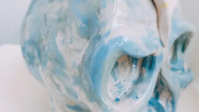 Crane décoratif pendant l'atelier stage en céramique et poterie, sculpture avec une céramiste à Fécamp en Normandie