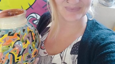 Ludivine, céramiste et une de ces créations pendant l'atelier et stage céramique et poterie en Normandie à Fécamp près de Rouen