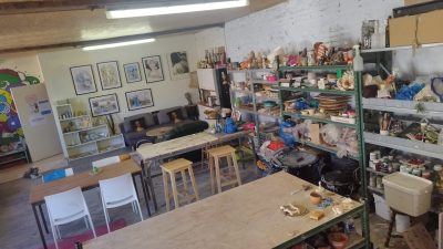 Atelier de Ludivine pendant le stage céramique et poterie à Fécamp en Normandie près de Dieppe