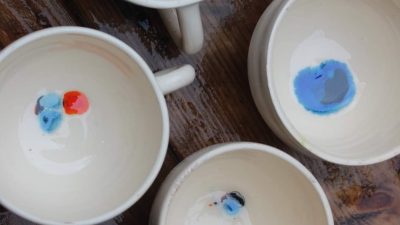 Mugs tournés pendant le stage atelier céramique et Poterie à Fécamp près de Honfleur