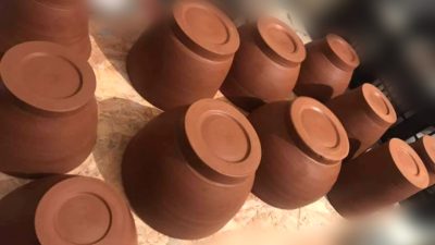 Tournage en cours avec une céramiste pendant l'atelier stage céramique et poterie à Fécamp proche de Deauville en Normandie