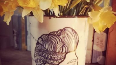 Mug décoratif fait pendant le stage atelier céramique et poterie, tournage, décoration et sculpture à Fécamp en Normandie