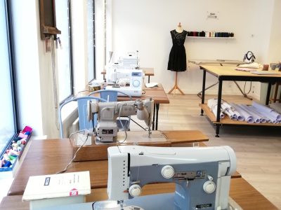 Atelier avec machines à coudre pendant la formation couture en Normandie