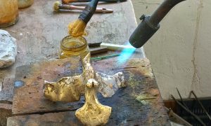 Patine à chaud pendant la formation fonderie d'art avec Florence Gros vers Perpignan