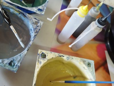 Peintures utilisées pendant la formation décoration sur céramique et poterie en Normandie avec une céramiste