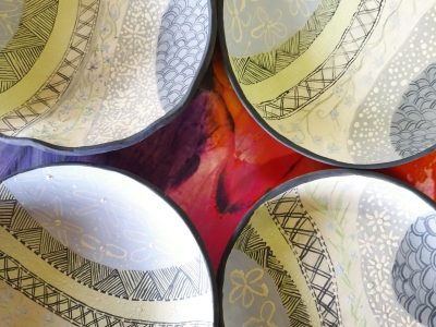 Assiettes creuses décorées par des stagiaires pendant la formation décoration céramique en Normandie