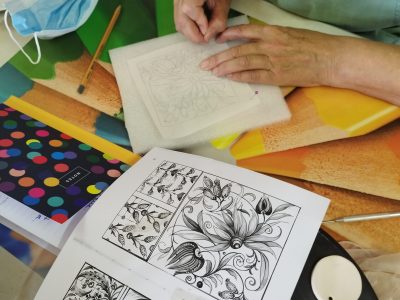 Calque sur une ébauche de décoration céramique pendant la formation en Normandie à Fécamp