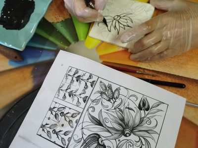 Dessin sur calque pour la formation décoration céramique et poterie avec une céramiste en Normandie vers Rouen