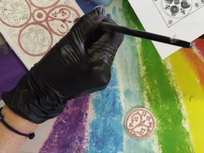 Ebauches de décoration céramique pendant la formation en Normandie