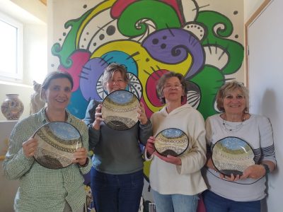 Stagiaires de la formation céramique en Normandie avec leurs créations