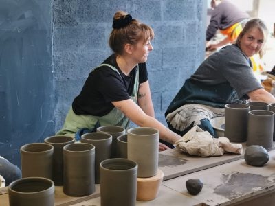 Stagiaires pendant les cours du soir en Céramique et poterie à Biarritz - Formation