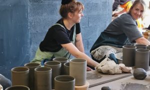 Stagiaires pendant les cours du soir en Céramique et poterie à Biarritz - Formation