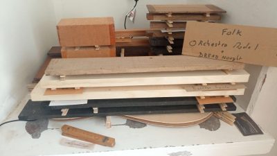Planche en bois atelier d'initiation à la lutherie en Ariège
