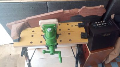 Ponçage du manche atelier d'initiation à la lutherie en Ariège