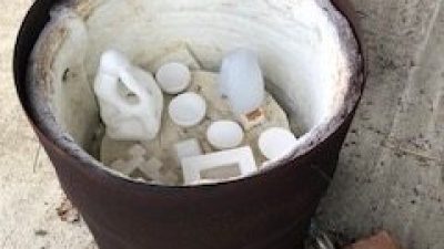 Mise au four des céramiques et poteries pour la cuisson Raku pendant le stage