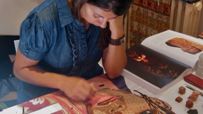 Stagiaire à l'œuvre pendant le stage mosaïste avec Sylvie Potier