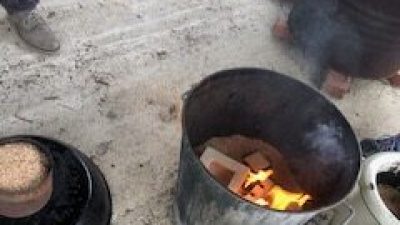 Cuisson Raku des pièces en céramique et poterie pendant le stage