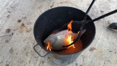 Mise à l'eau des pièces après la cuisson Raku des pièces en céramique et poterie pendant le stage