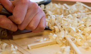 Rabotage copeaux bois Formation Luthier située entre Besançon et Dijon