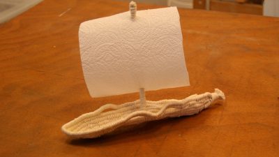 Création faite par un débutant lors du stage de tissage sans métier