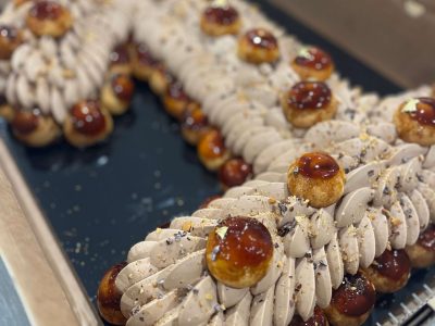 Gâteau d'anniversaire pendant la formation pâtissier à Paris sur la pâtisserie entremets et petits gâteaux