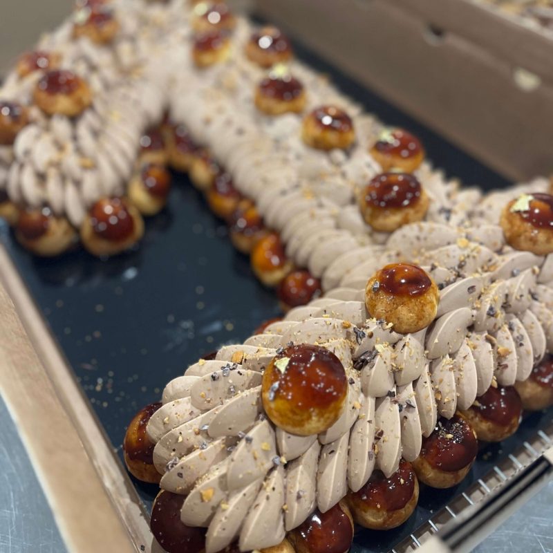 Gâteau d'anniversaire pendant la formation pâtissier à Paris sur la pâtisserie entremets et petits gâteaux