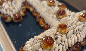 Gâteau d'anniversaire pendant la formation pâtissier à Paris sur la pâtisserie entremets et petits gâteaux