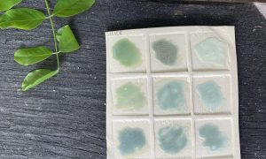 Plaque essais verts Formation à l'émaillage sur céramique à Marseille